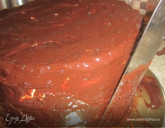 Торт хорошо покрыть ганашом. Поставить на 30 минут в холодильник.