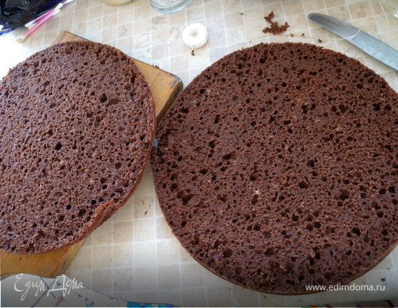 Бисквит остудить... разрезать на 2 одинаковые части... (я это делаю обычной зубной нитью...)