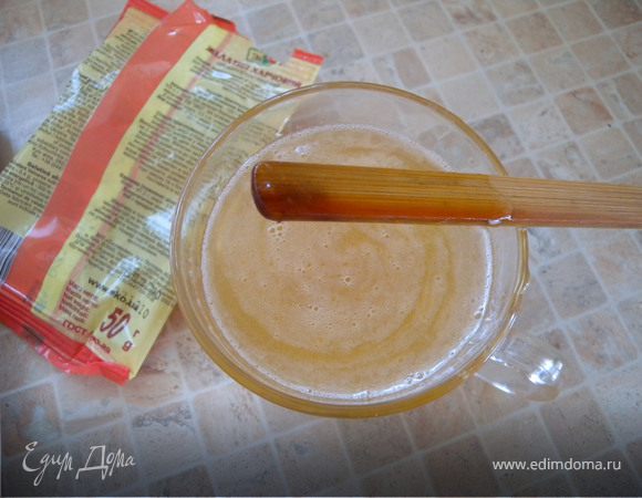 Крем. Зефир поломать или порезать на кусочки и залить сметаной. Взбивать на маленькой скорости. Минут за 4-5 зефир полностью растворится в сметане. Померить объем получившейся массы. На 1 литр нам нужно 30 г быстрорастворимого желатина. Я заливаю очень небольшим количеством воды желатин и отправляю его в микроволновку на секунд так 30 (до равномерного растворения и горячего состояния)... потом вмешиваю его в "крем"