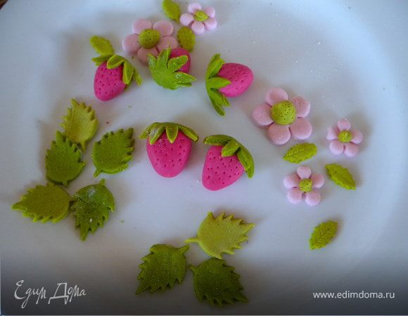 Украшаем верх по не застывшей помадке...