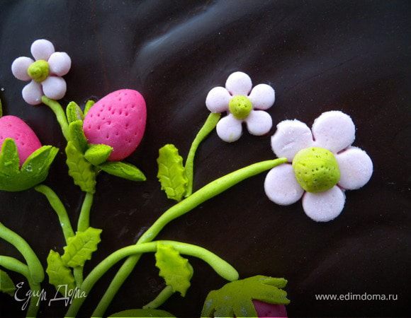 Перед 7 шагом можно снять боковину и помадкой смазать весь торт. но моему торту предстояла дорога в машине и я боялась, чтобы его не розтрусило, поэтому боковину я сняла уже по приезду на день рождения и ничем ее не замазывала... 
