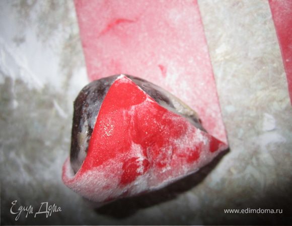 И выкладываем клубничку.
Клубничку делала из пироженого"Картошка", просто сверху обвернула красной мастикой.
Если будет интересно,я отдельно выложу.