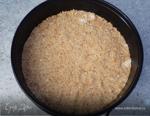 Перемешать масло и измельченное печенье. Разъемную форму для запекания (24-26см) смазать маслом. Дно формы выложить печеньем, придавить и поставить в холодильник на 30 мин.