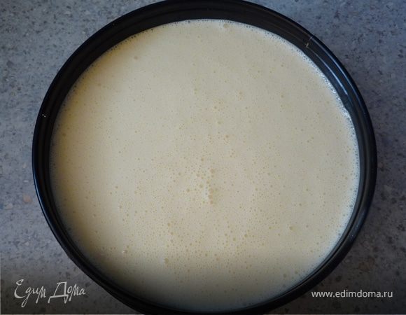 Яйца, сахар и ванильный сахар взбить. Добавить сливочный сыр, сливки и крахмал, перемешать. Массу выложить в форму на дно из печенья, разровнять. Запекать в предварительно разогретой до
175°C духовке 1ч 15 мин. Через 40 минут накрыть фольгой и запечь оставшееся время.