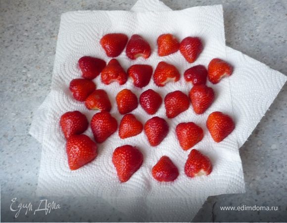 Клубнику помыть, почистить и разрезать напополам. Выложить на бумажное кухонное полотенце разрезом вниз (она немного обсохнет). 