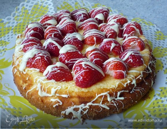 Шоколад растопить на паровой бане. Выложить клубнику разрезом вниз на пирог, сверху ложкой декоративно украсить шоколадом. Приятного аппетита!