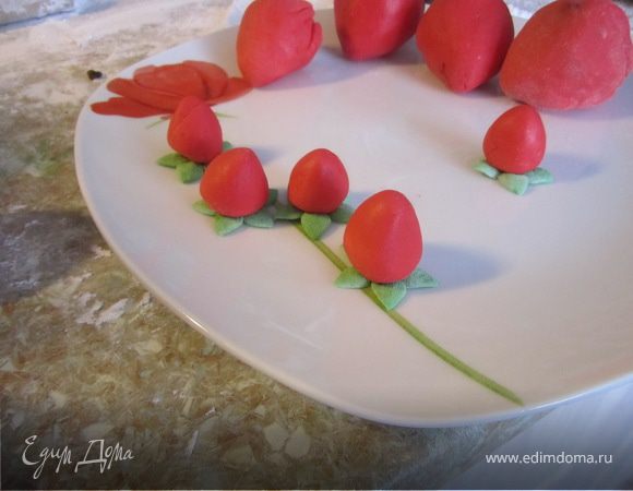 Маленькую клубничку делала из мастики.