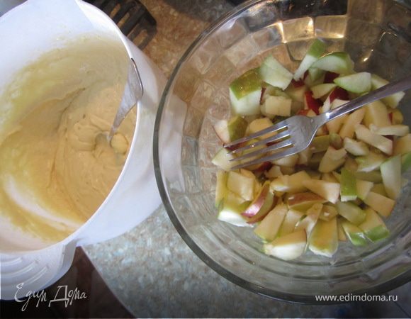 Кефир+яйца+сахар, все хорошо перемешать.
Добавить соль, соду, муку.
Тесто должно быть, как густая сметана.
