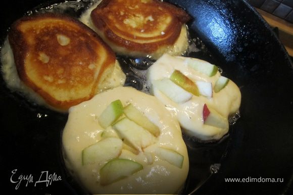 На сковородку налить растительного масла. Оладушки выкладываем на разогрету сковороду. Свергу ложим яблока. Жарим с двух сторон.