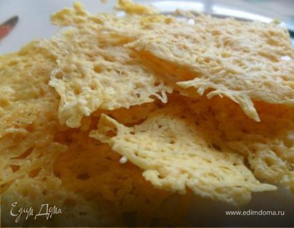 натереть на мелкой тёрке сыр .....форму легонько смазать маслом.....в форму сыром формируем чипсы в нужной форме....ставим в разогретую духовку на 2-3 мин.....даём немного остыть..аккуратно достаём и совсем остужаем...снова их выкладываем в форму и опять на 2 мин в духовку чтобы стали хрустящими.