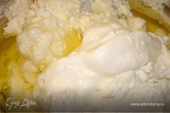 Взбить яйцо с сахаром, добавить сливки и сливочное масло, размягченное при комнатной температуре. Все хорошо взбить, всыпать манку и перемешать…