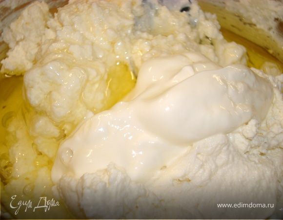 Взбить яйцо с сахаром, добавить сливки и сливочное масло, размягченное при комнатной температуре. Все хорошо взбить, всыпать манку и перемешать…