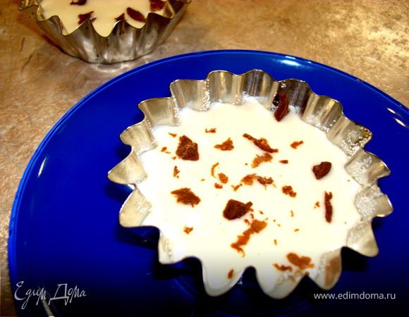 Формочки для кексиков смазать сливочным маслом и присыпать манкой. Наполнить их полученной массой и немного украсить сверху крошками шоколада…