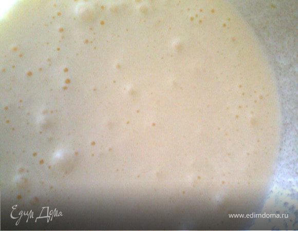 Яйцо вмести с сахарам,взбить в светлую пену.