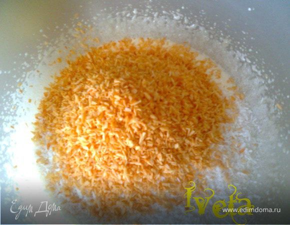 В яичную смесь добавляем кокосовую стружку.