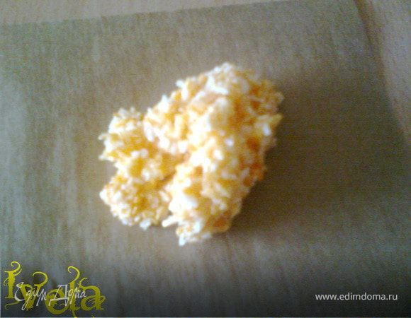 Из бумаги для выпечки нарезаем квадраты,размером 12х12.С помощью чайной ложки,по середине квадрата,выкладываем тесто.