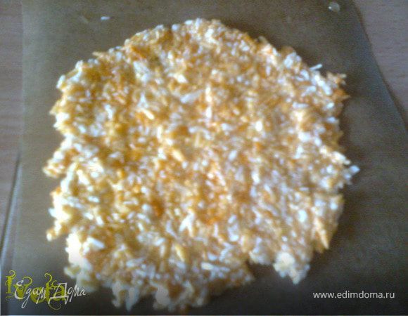 Смачиваем пальцы холодной водой и как можно тоньше расплющиваем печенье.