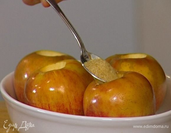 Через 10–15 минут в выемку каждого яблока насыпать по 1 ч. ложке сахара и запекать еще 15 минут. 
