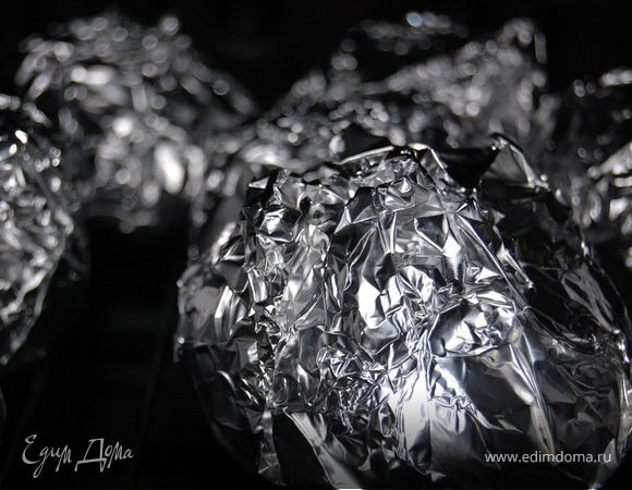 Картофель тщательно помыла, завернула каждую в фольгу и отправила в духовку, предворительно разогретую до 200 градусов. Запекала точно больше часа, смотрите сами по готовности - я разворачивала 1 и проткнула вилкой, если готова т- сразу поймете.