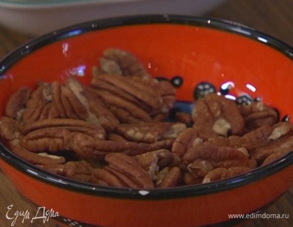 Разогретую духовку выключить и подсушивать в ней орехи в течение 5–7 минут.