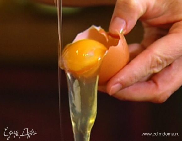 Желтки отделить от белков, белки отправить в холодильник.