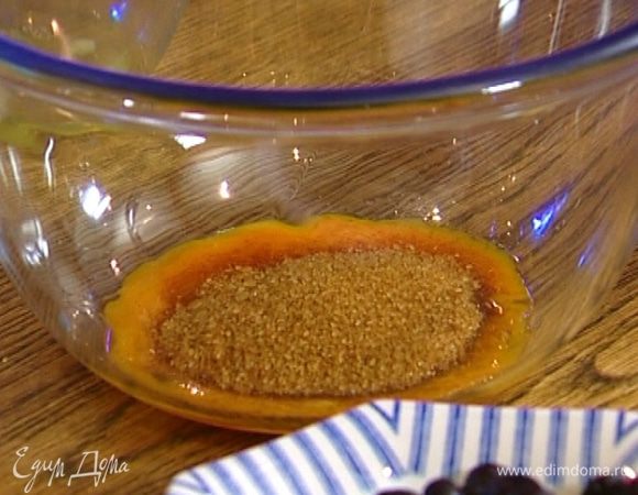 Желтки взбить миксером вместе с сахаром.