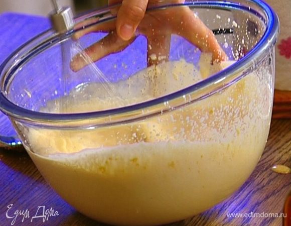 Продолжая взбивать, добавить сметану, затем влить молоко и еще немного взбить.