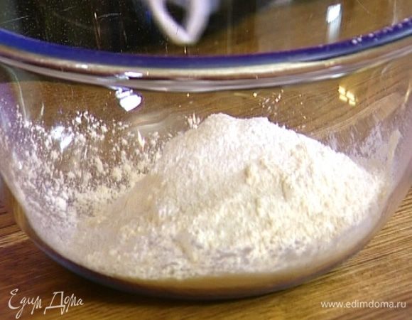 Муку смешать с разрыхлителем и 1/2 ч. ложки соли.