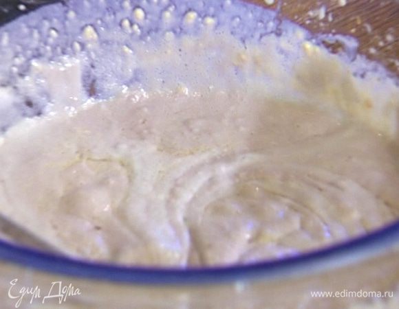 Соединить муку с желтково-сметанной массой и вымешать тесто миксером — по консистенции оно должно получиться как густая сметана.