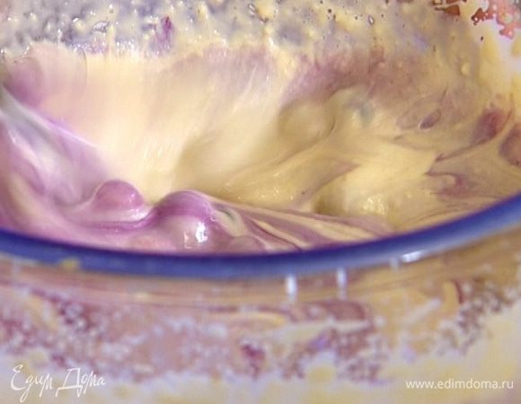 Взбить охлажденные белки со щепоткой соли в крепкую пену и ввести в тесто.