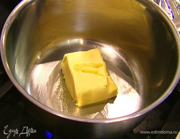 Сливочное масло растопить в небольшой кастрюле, затем 2 ст. ложки масла влить в тесто и перемешать.