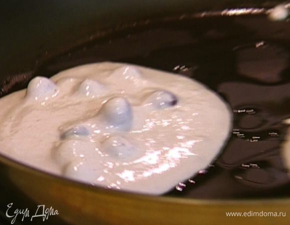 Разогреть в сковороде оливковое масло и пожарить оладьи.