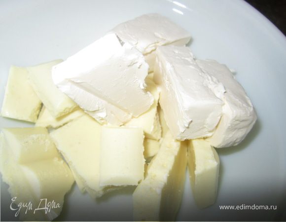 Духовку включить на 180 гр.
Форму покрить пергаментной бумагой, бока смазать маслом и притрусить мукой.
С апельсинов натереть мелко цедру.
Шоколад+масло растопить.