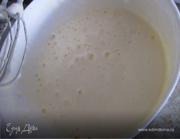 Яйца+сахар, взбить до увиличения в объеме в три раза.