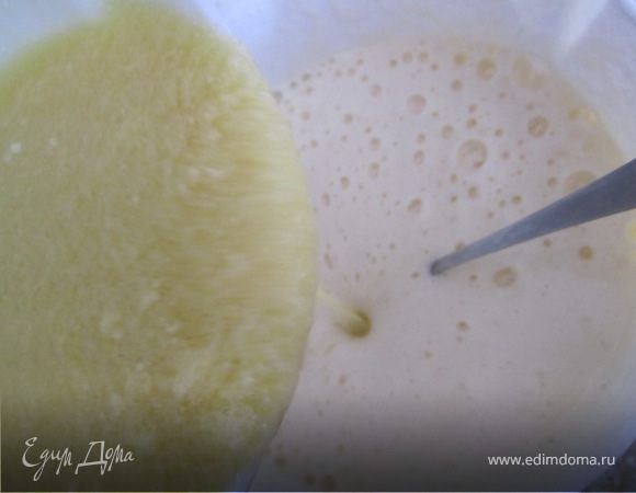 К яйца добавить растопленый шоколад с маслом.