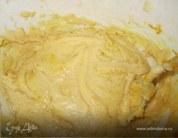 Муку смешать с разрыхлителем.
Постепенно вмешать муку.
Добавить цедру.