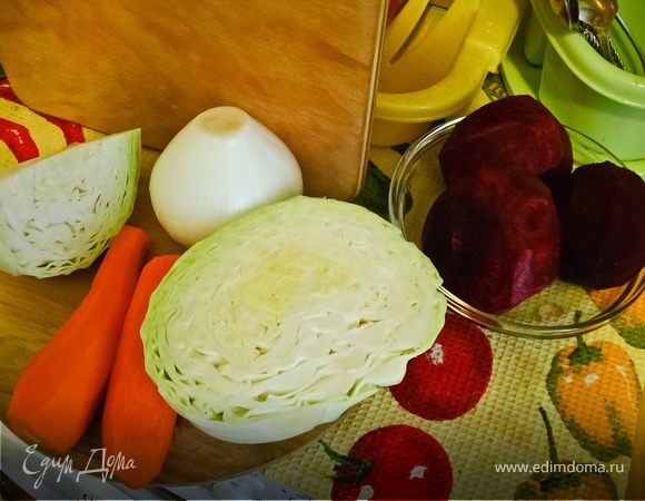 Поставить на огонь кастрюлю с водой. Все овощи почистить. Капусту нашинковать, картошку нарезать кубиками, лук мелко порубить, морковку и свеклу натереть на терке.