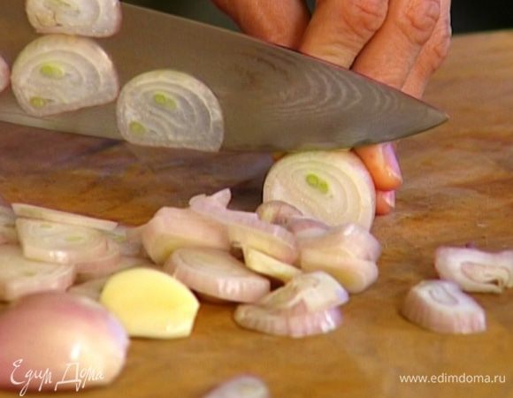Лук-шалот и чеснок почистить и мелко порубить.