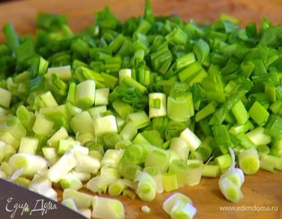 Зеленый лук порезать. 