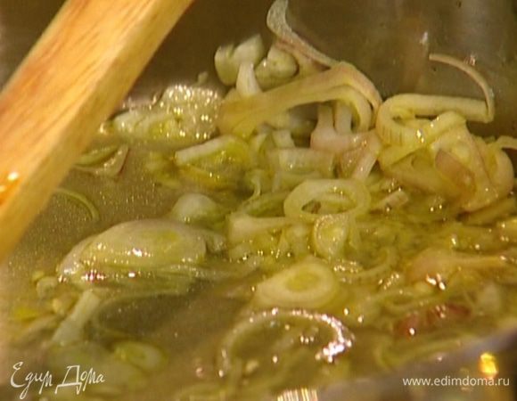 Влить горячий бульон и, периодически помешивая, дать ему выкипеть, затем шалот с чесноком слегка посолить и поперчить.