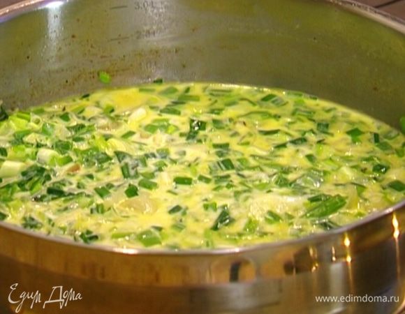 Влить молоко и сливки и томить на очень медленном огне, пока лук не станет мягким, затем снять с плиты. 