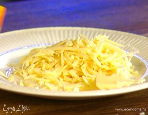 Сыр натереть на крупной терке, выложить в сковороду и все перемешать.