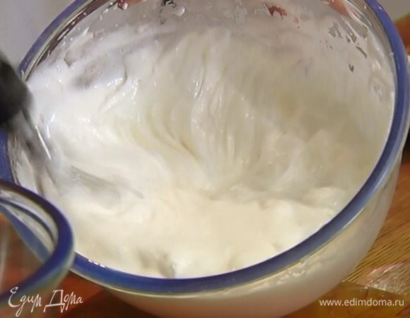 Отделить белки от желтков. Белки посолить и взбить в крепкую пену.