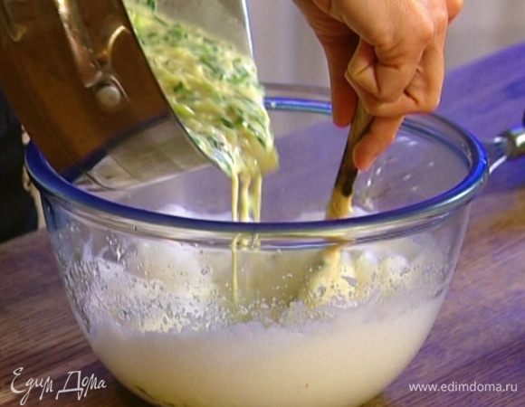 Желтки слегка взбить вилкой, добавить в сковороду, а затем, непрерывно помешивая, ввести взбитые белки.