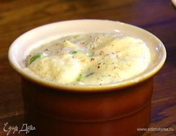 Огнеупорные формочки смазать сливочным маслом, наполнить их на 2/3 объема суфле, сверху присыпать мускатным орехом.