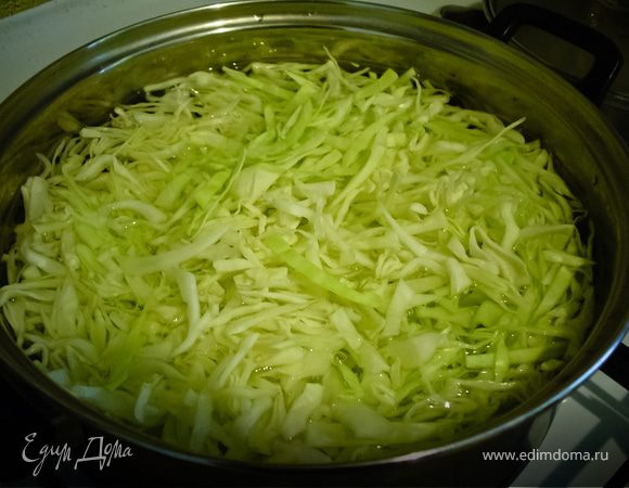 В закипевшую воду отправить капусту, спустя 7 минут - картошку. Воду посолить по вкусу.