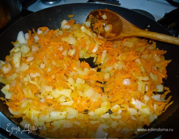 На сковороде разогреть масло, потушить до мягкости (около 5 минут) лук и морковку.