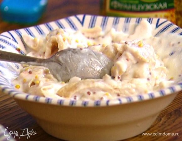 Добавить к курице горчицу, йогурт и соль, перемешать и оставить мариноваться.