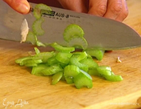 Сельдерей тонко порубить.