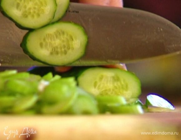 Огурец нарезать тонкими кружками.